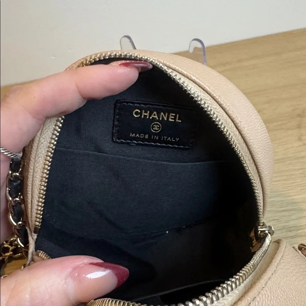Chanel round filigree crossbody mini bag - Picture 7 of 9